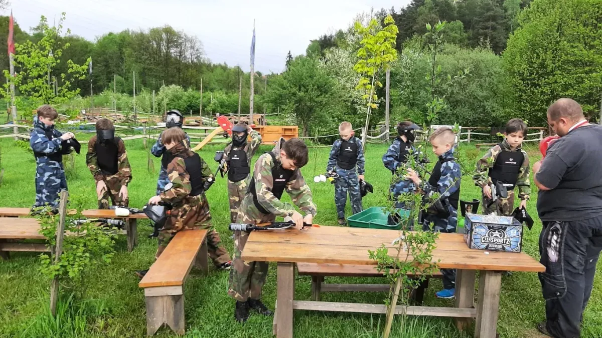 Grupa podczas wieczoru kawalerskiego na polu paintballowym