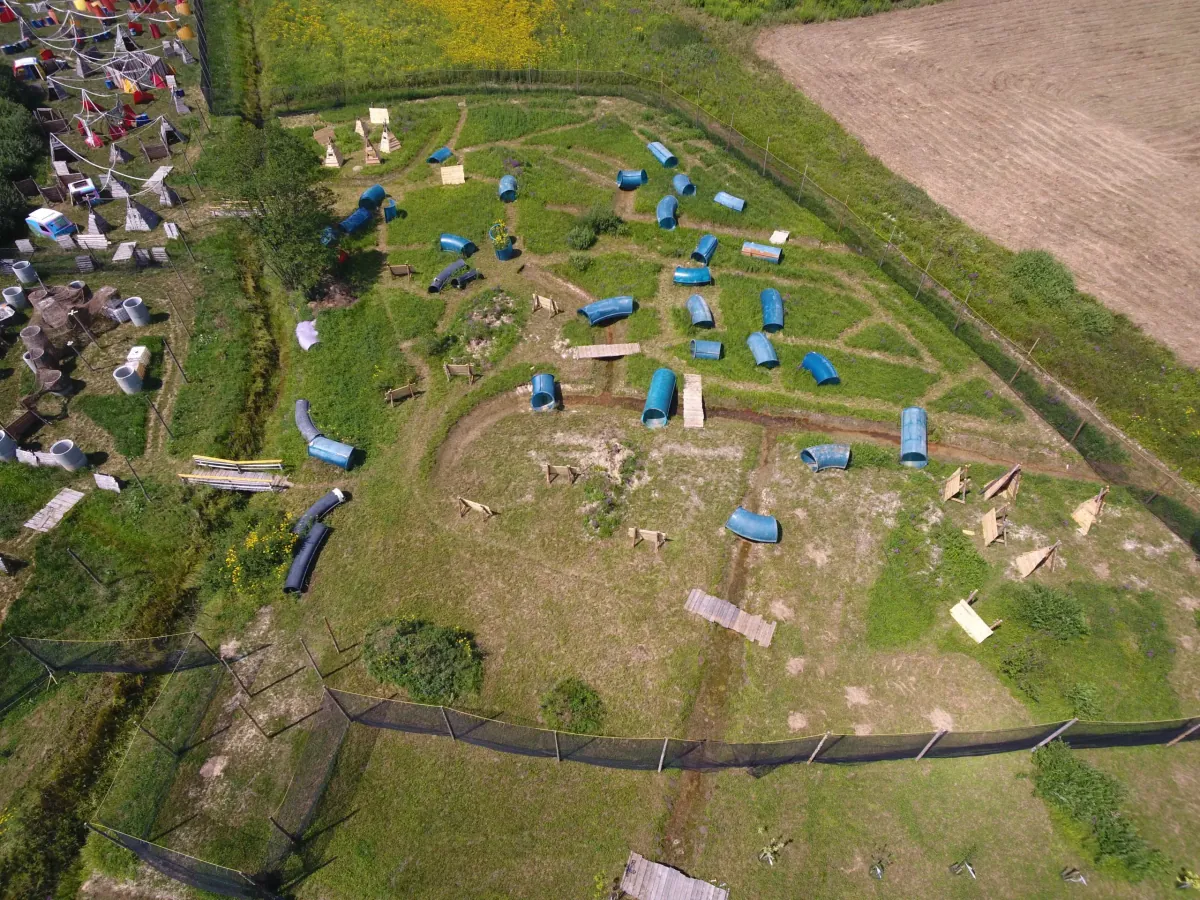 Arena Mocy – Profesjonalne Pole Paintballowe w Sierakowie