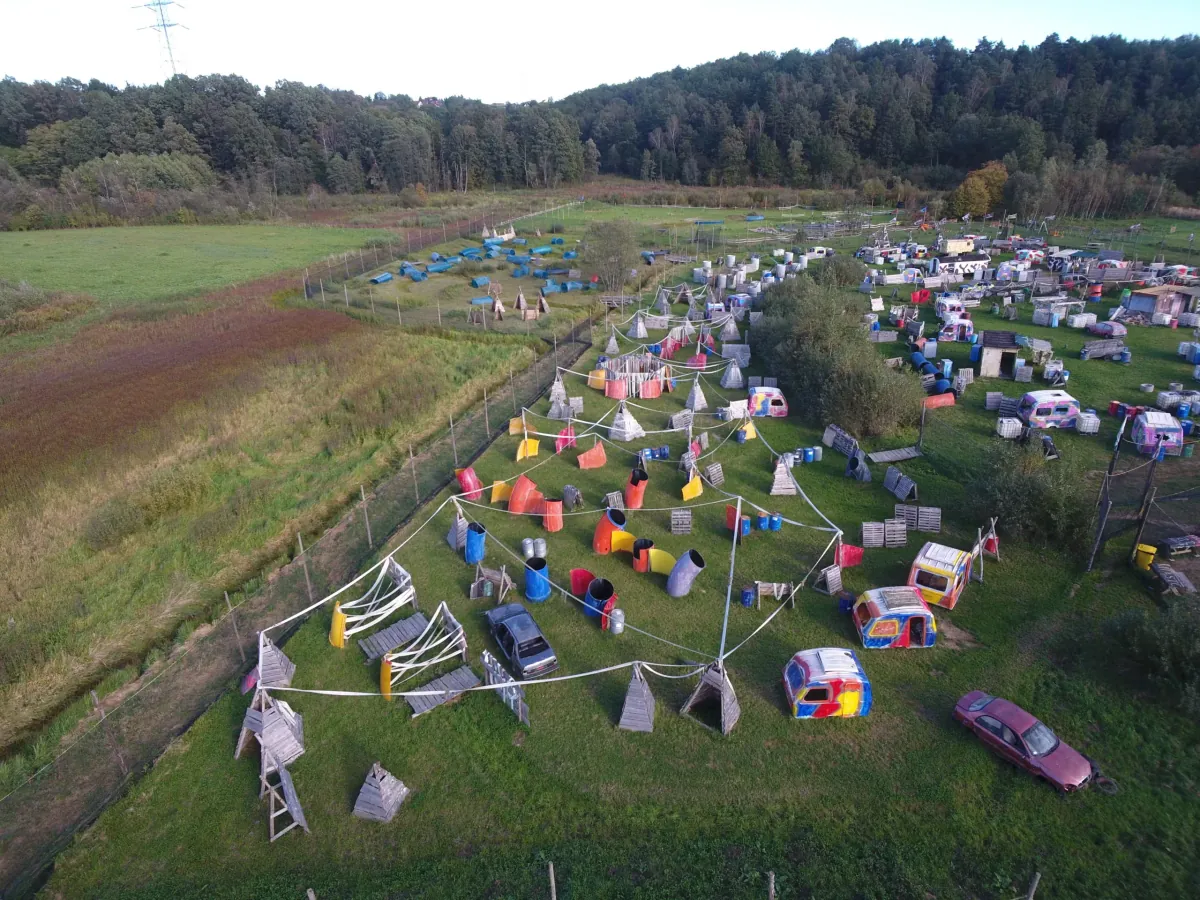 Widok z lotu ptaka na pole paintballowe Arena Mocy podczas urodzin