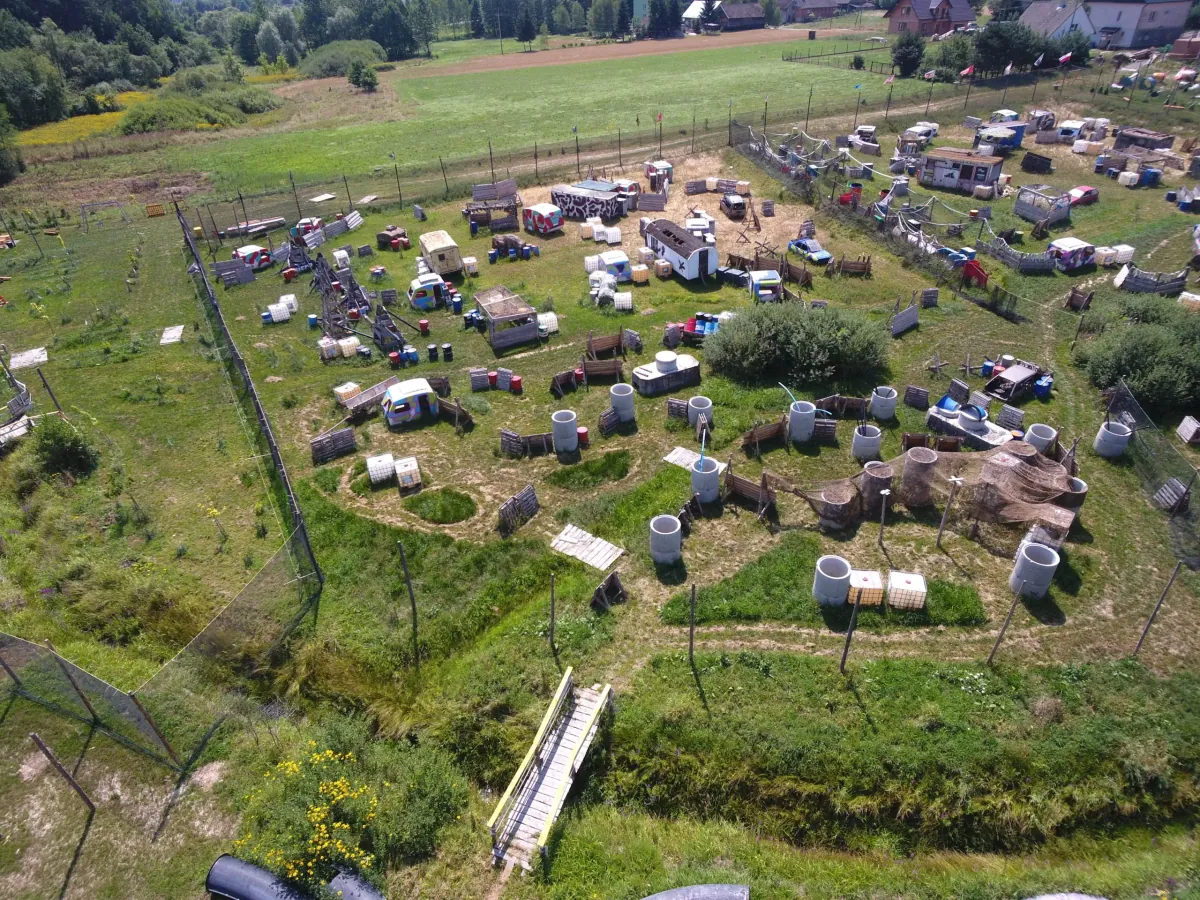 Wycieczki w Arenie Mocy - Profesjonalne pole paintballowe dla szkół i grup
