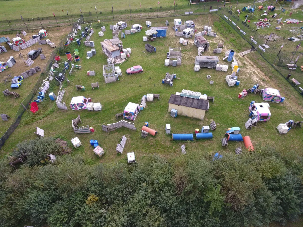 Zespół podczas imprezy integracyjnej paintball w Arenie Mocy