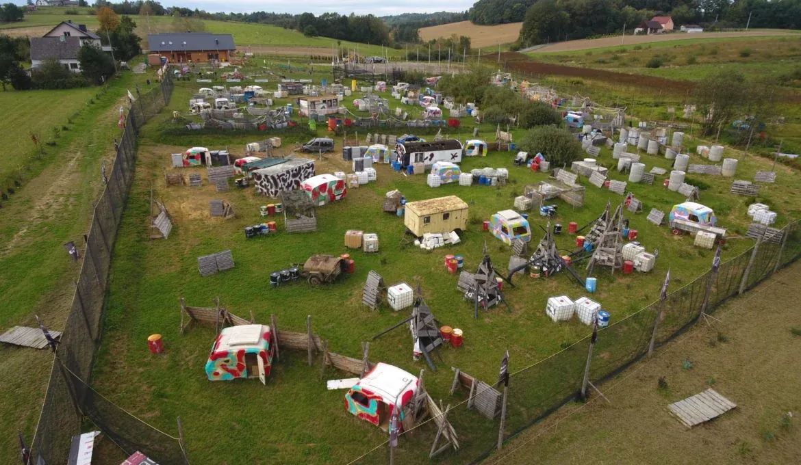 Zespół podczas wspólnej gry integracyjnej paintball