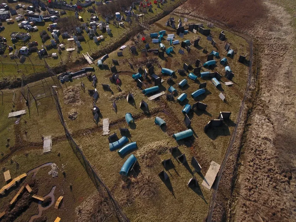 Instruktaż przed grą paintballową dla zespołu firmowego