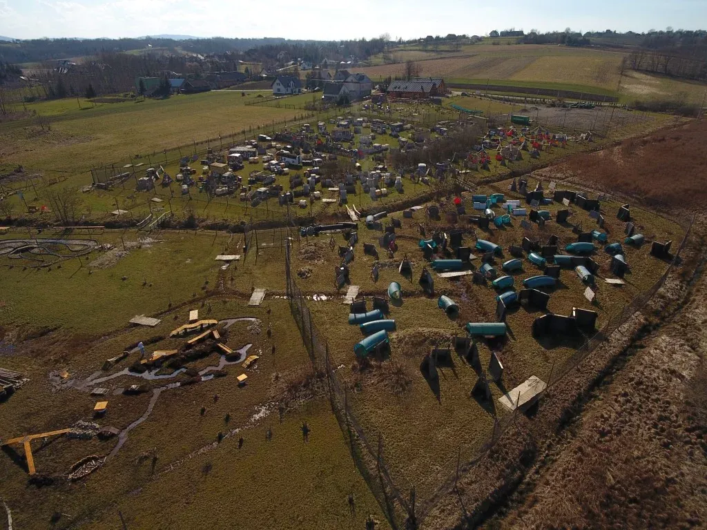 Drużyna firmowa w akcji podczas paintballa