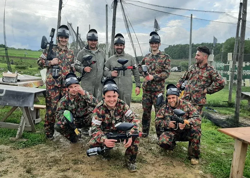 Paintball w Arenie Mocy - Grupa graczy podczas rozgrywki