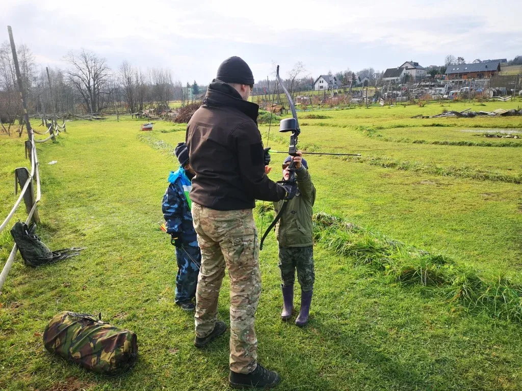 Instruktor z dziećmi podczas ferii